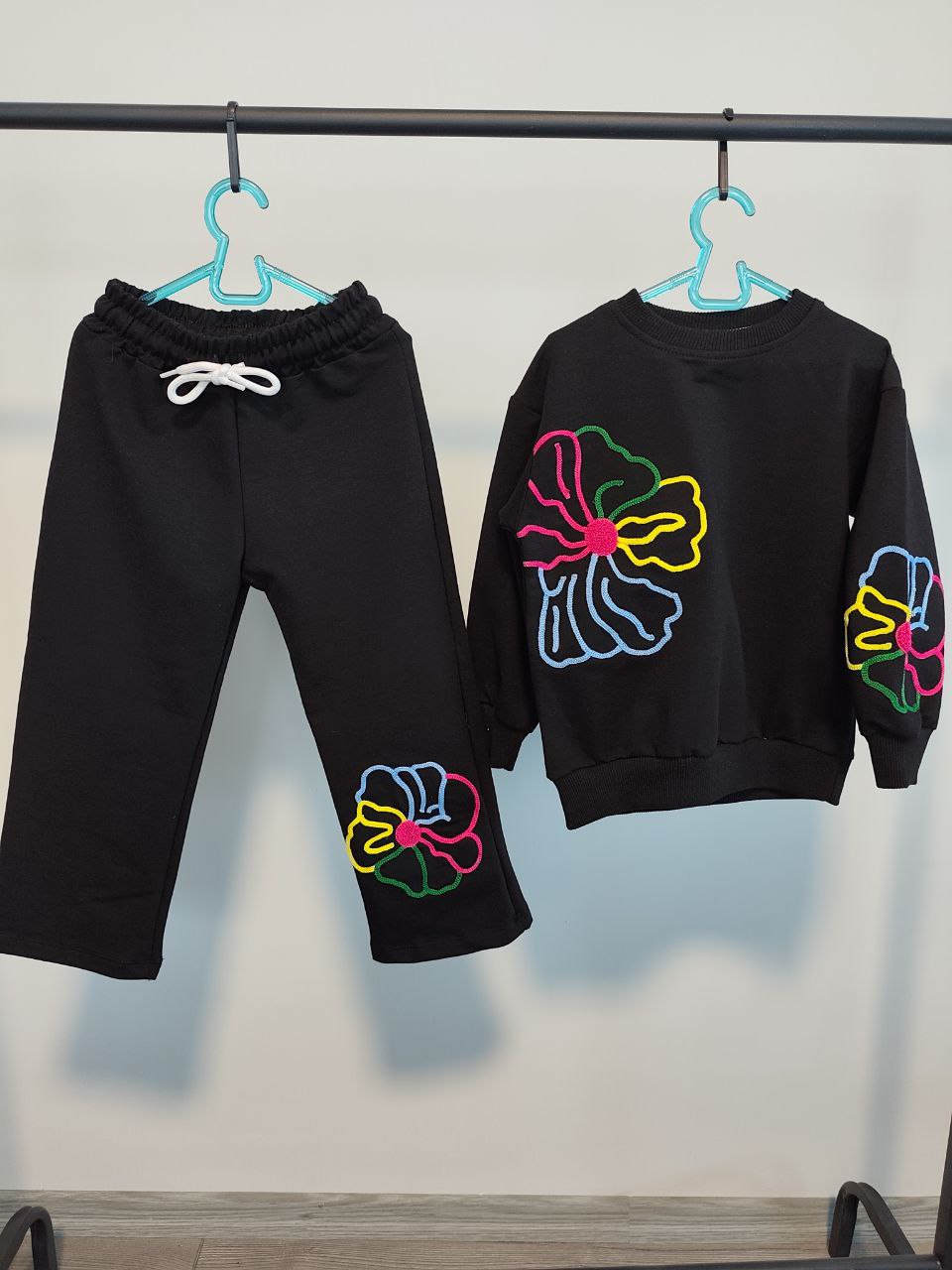 Renkli Çiçek Desenli Siyah Kız Çocuk Takım